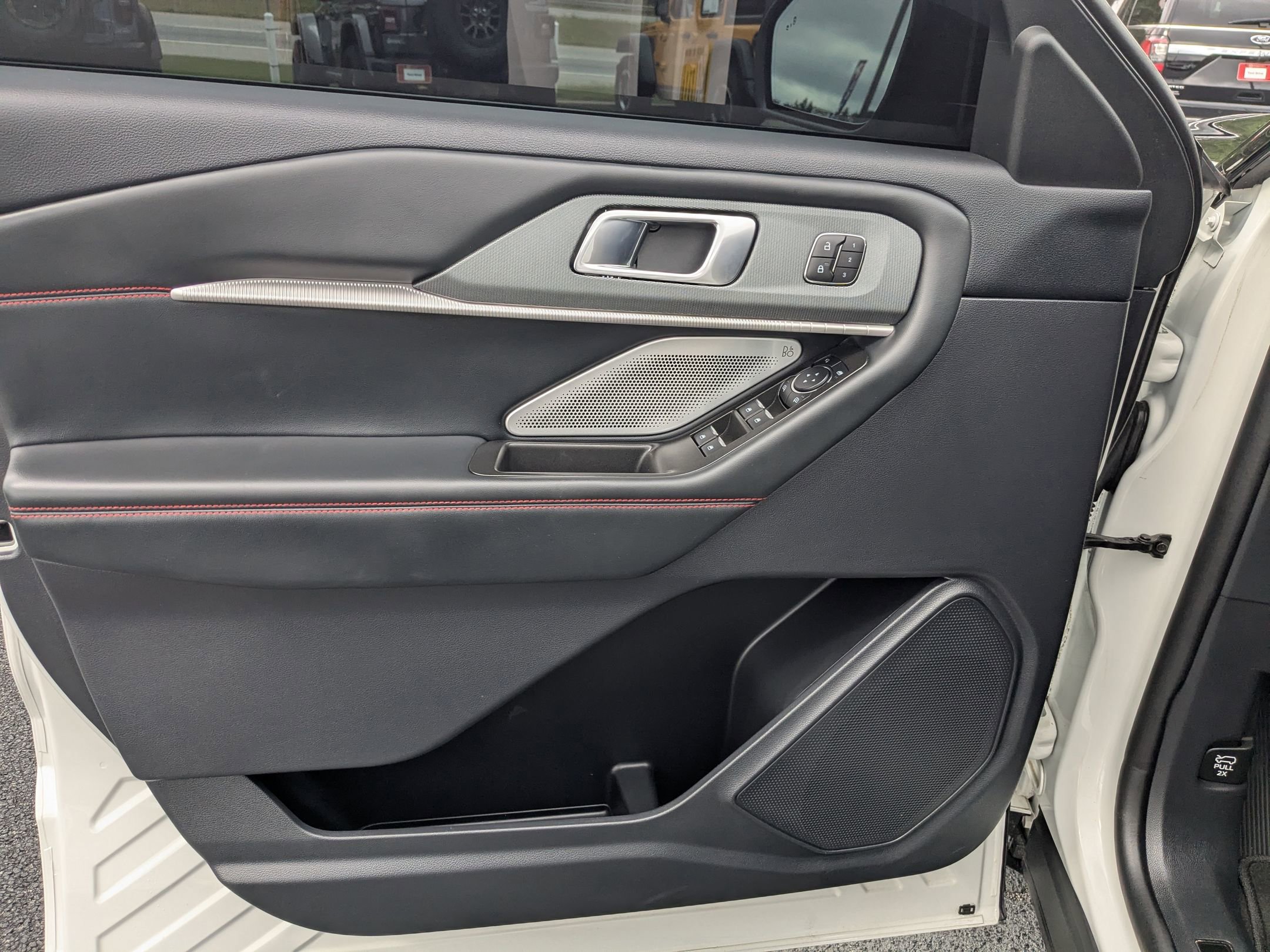 Used 2025 Ford Explorer ST image 11