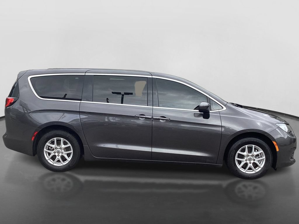 Used 2022 Chrysler Voyager LX FWD image 4