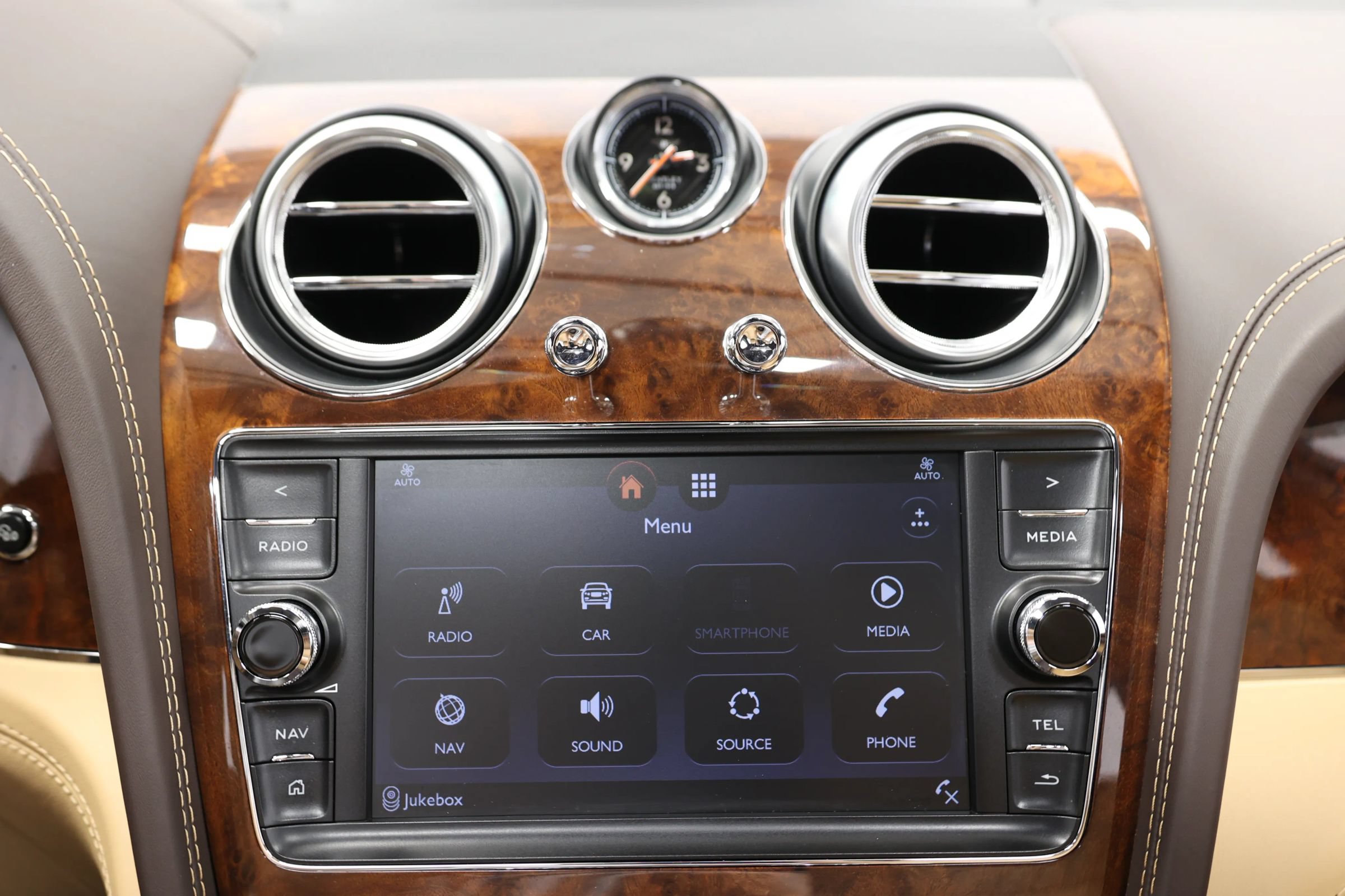 Used 2018 Bentley Bentayga AWD/4WD image 34