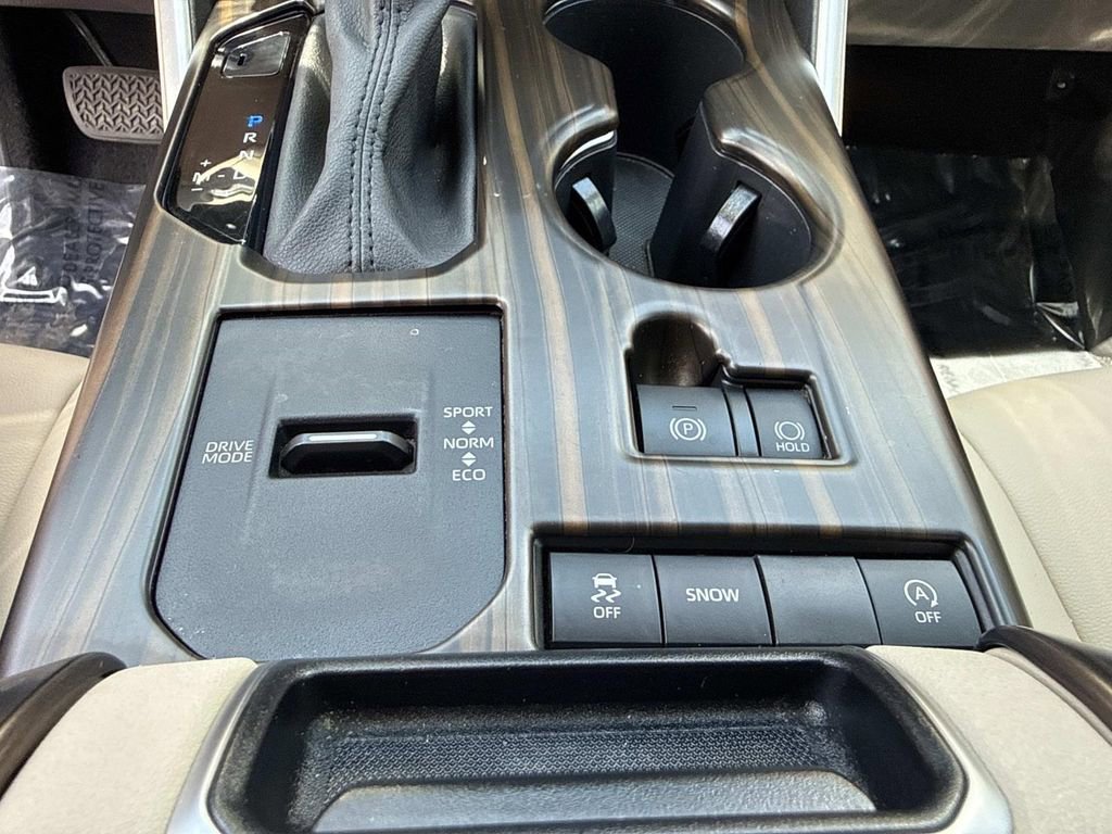 Used 2021 Toyota Highlander XLE FWD image 39