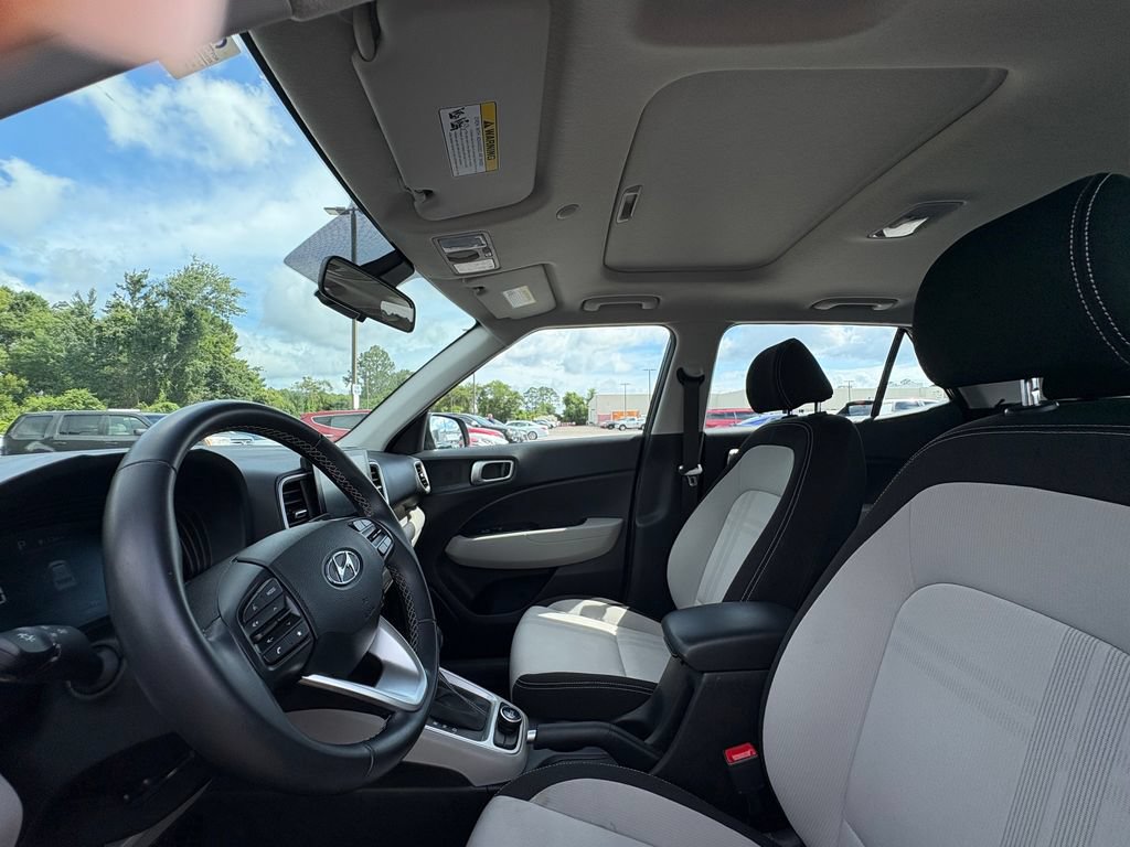 Used 2025 Hyundai Venue SEL FWD image 9