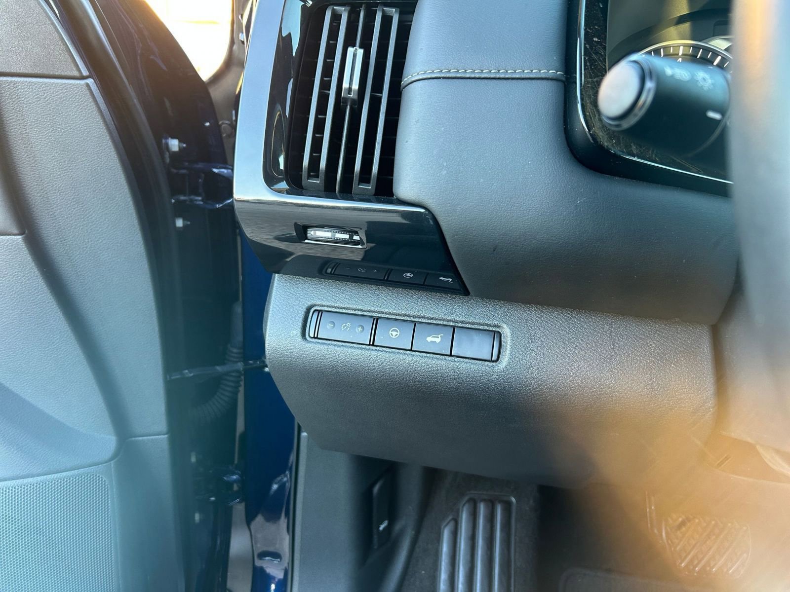 Used 2025 Nissan Pathfinder SV image 32