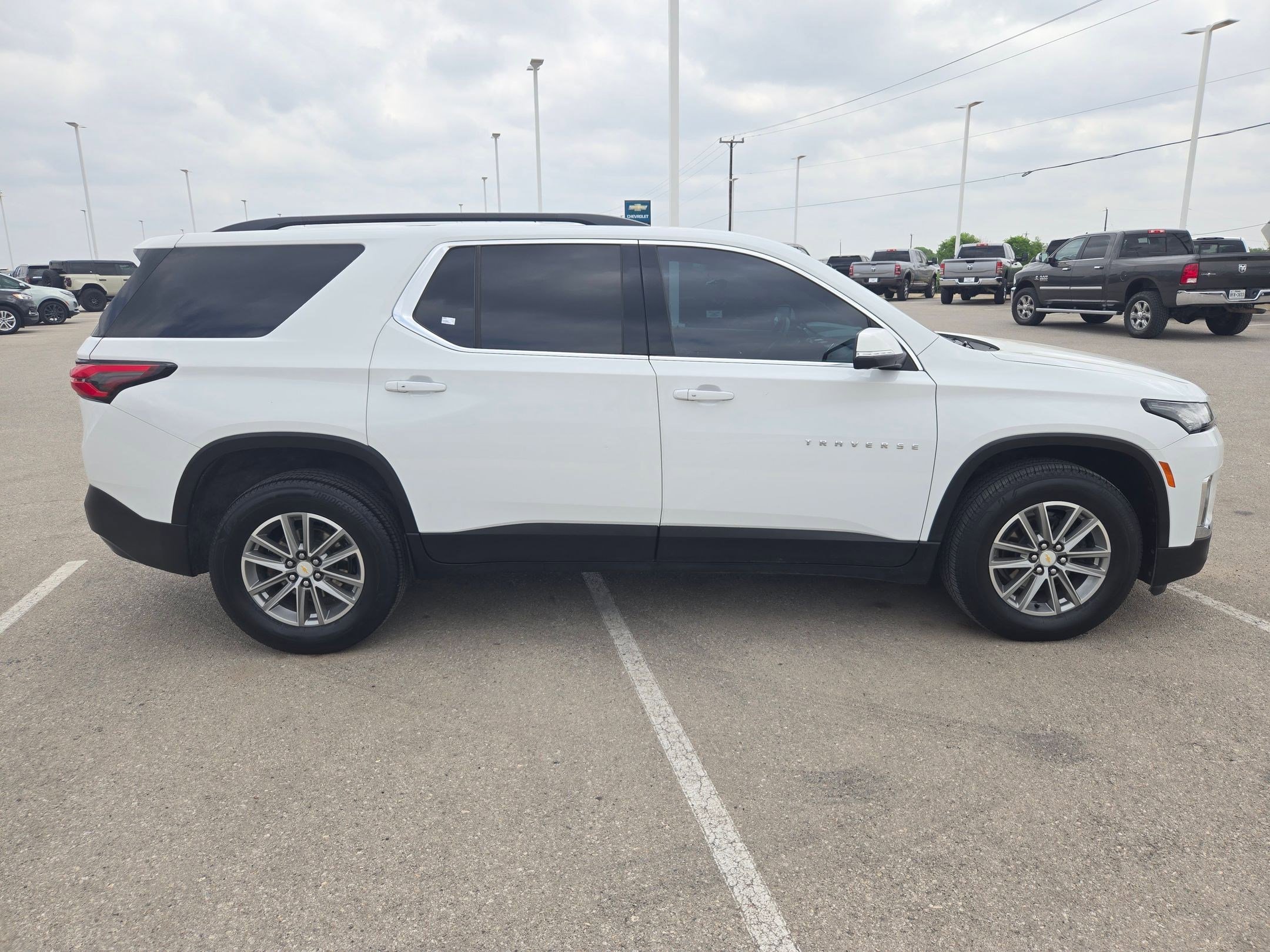 Used 2023 Chevrolet Traverse LT image 2