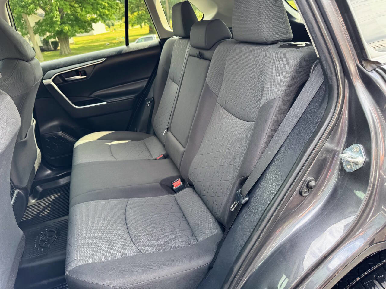 Used 2020 Toyota RAV4 XLE image 28