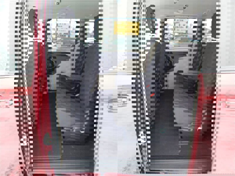 Used 2018 Dodge Grand Caravan SE w/ UConnect Hands-Free Group image 18