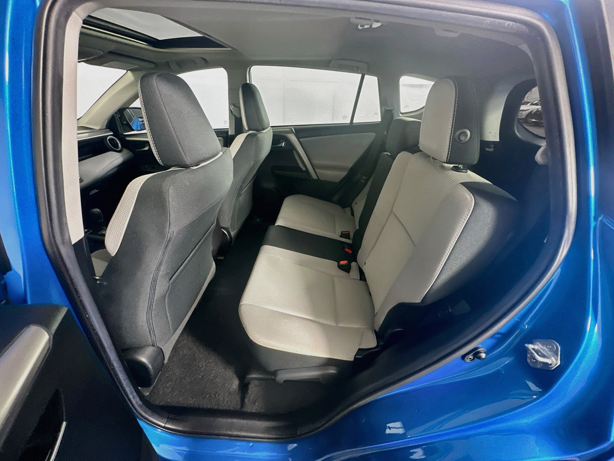 Used 2018 Toyota RAV4 XLE FWD image 26