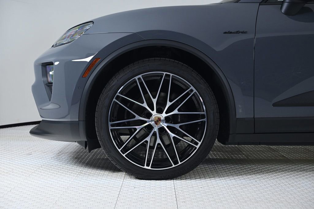 Certified 2025 Porsche Macan Electric image 29