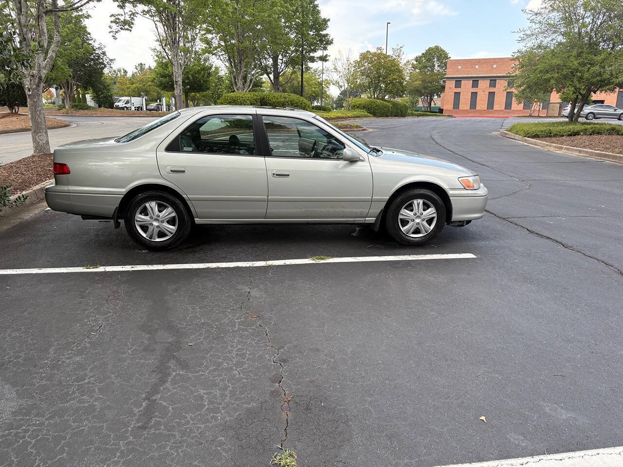 Used 2000 Toyota Camry LE w/ Value Pkg 3 FWD image 3