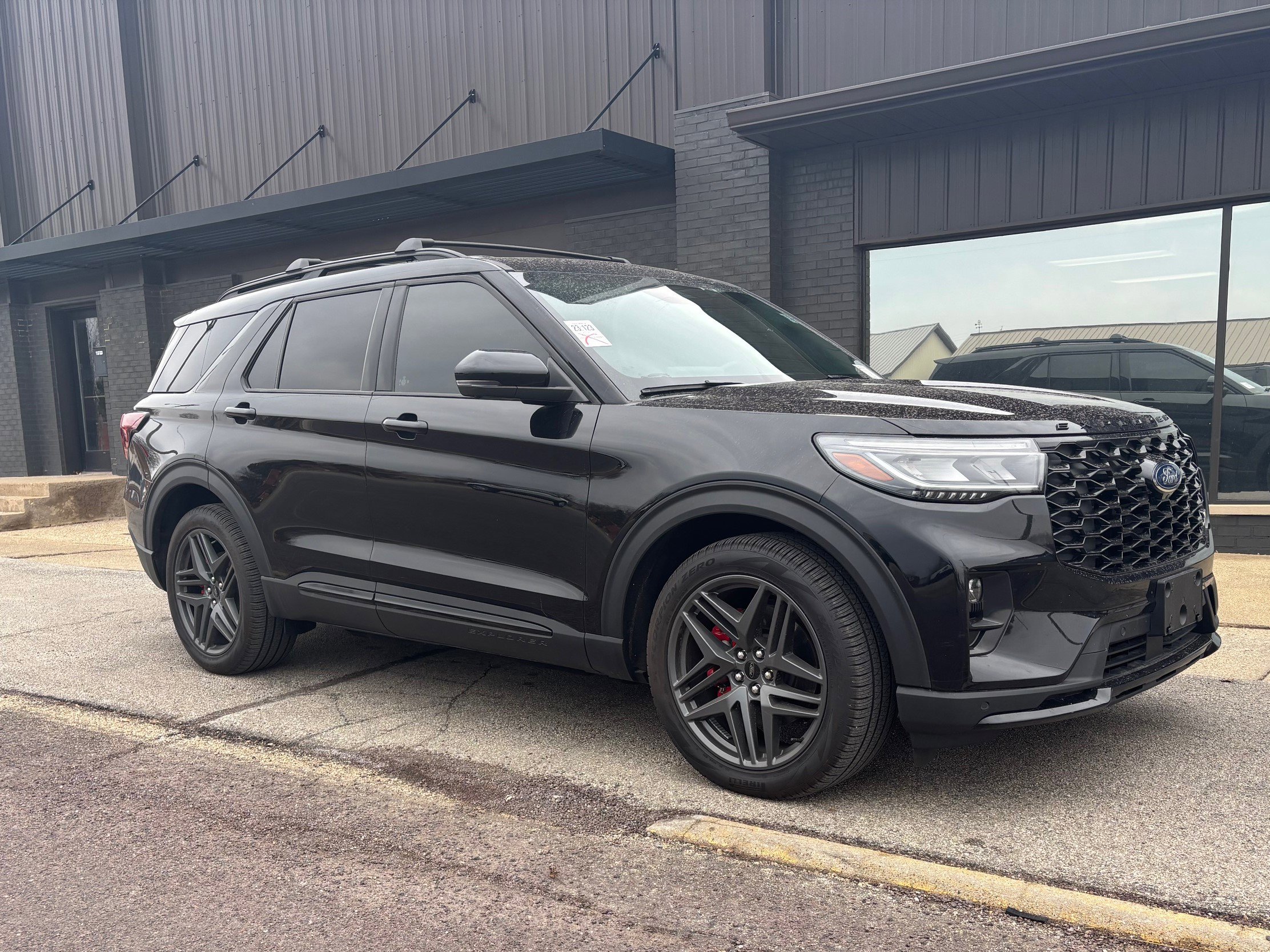 Used 2025 Ford Explorer ST image 3