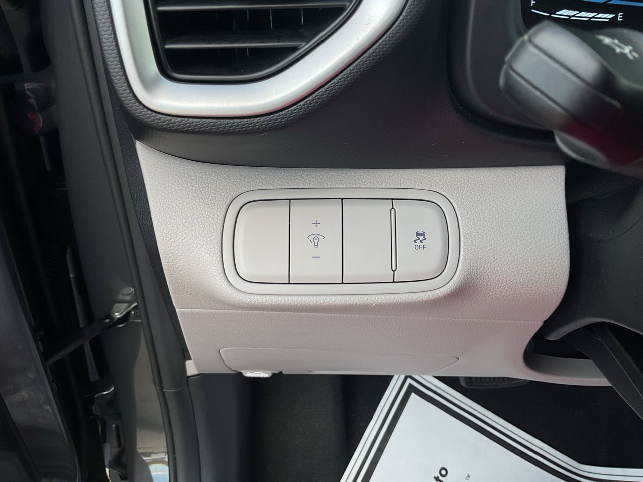 Used 2025 Hyundai Venue SEL FWD image 24