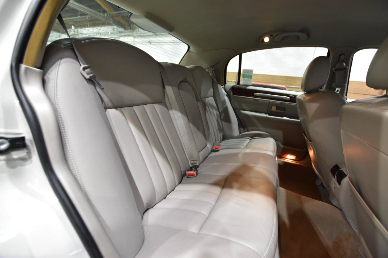 Used 2006 Lincoln Town Car Signature RWD image 30