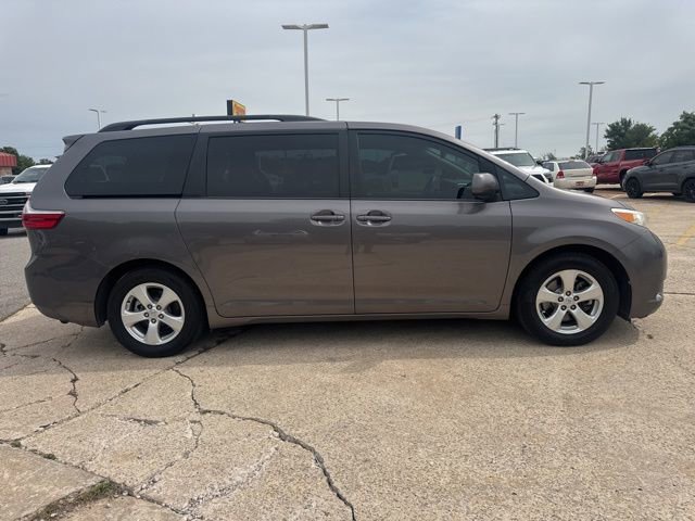 Used 2015 Toyota Sienna LE FWD image 4