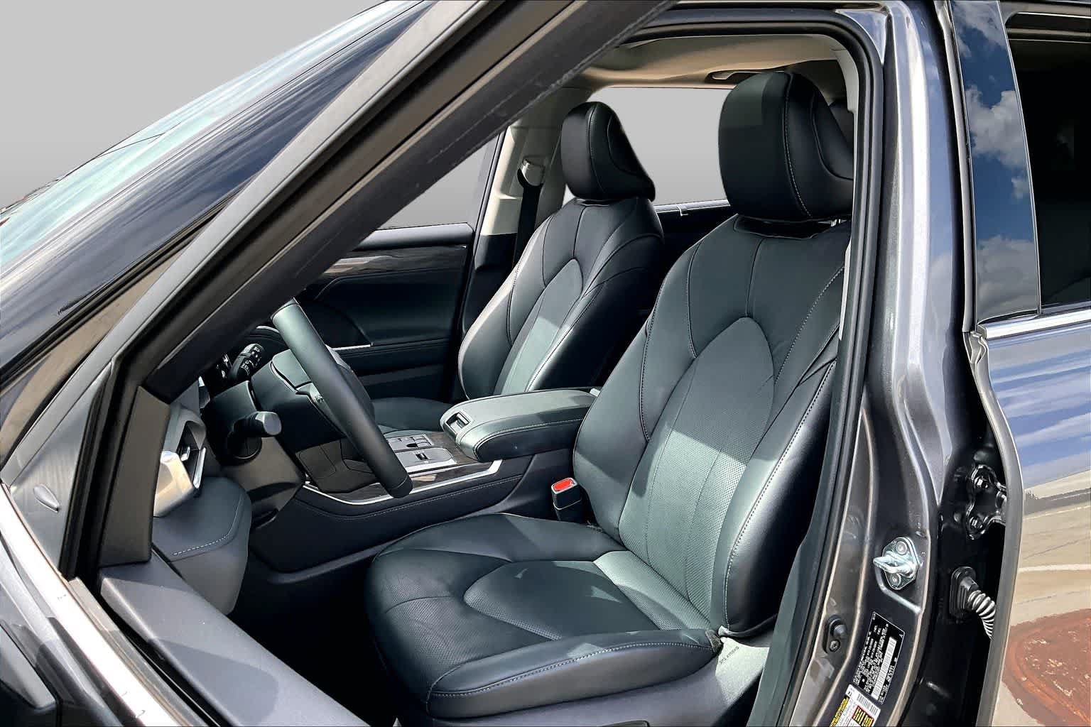 Used 2024 Toyota Highlander Limited FWD image 8