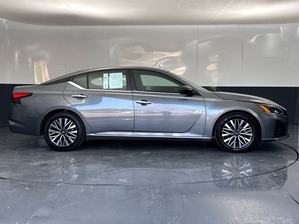 Used 2024 Nissan Altima 2.5 SV image 2