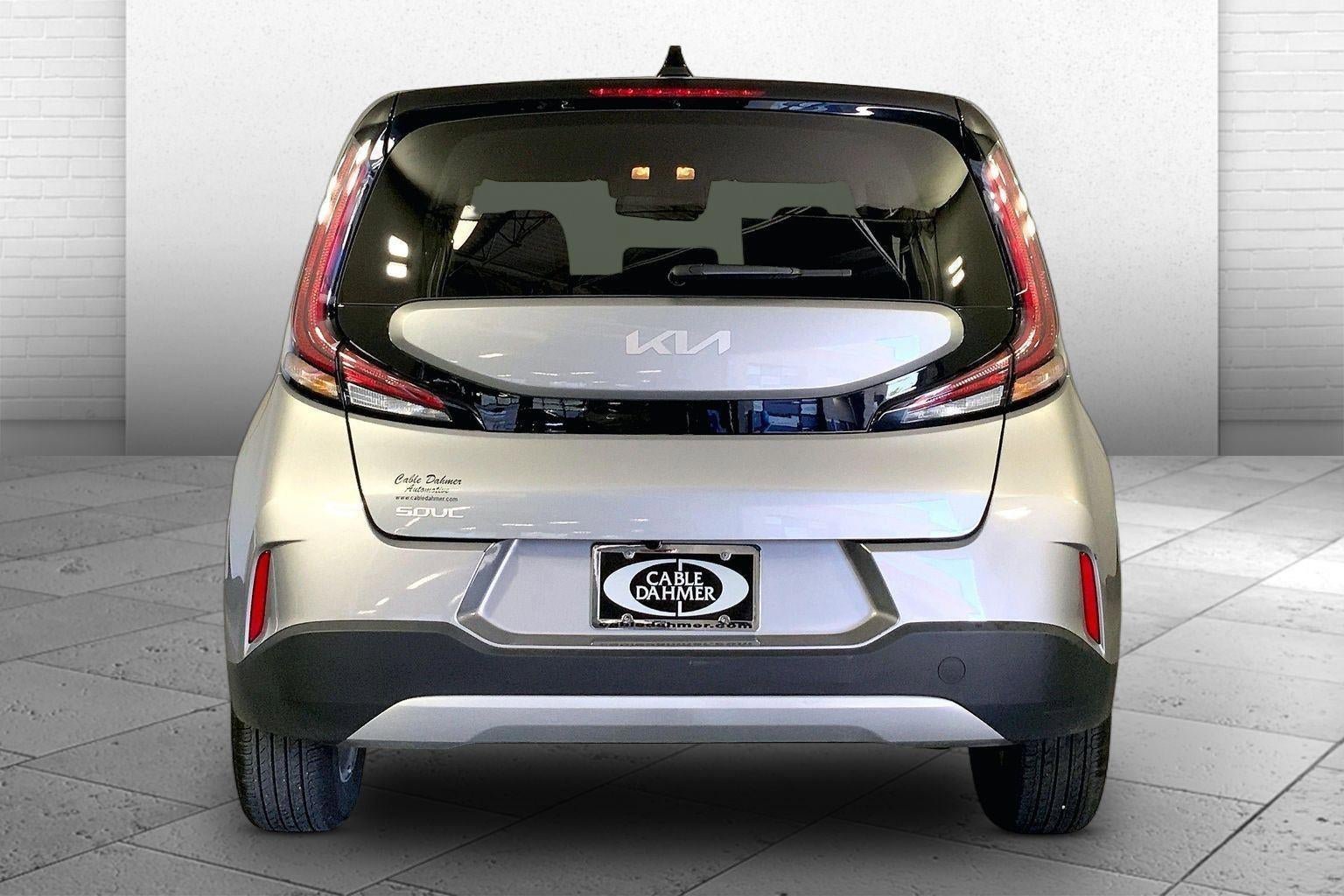 Used 2025 Kia Soul LX FWD image 3