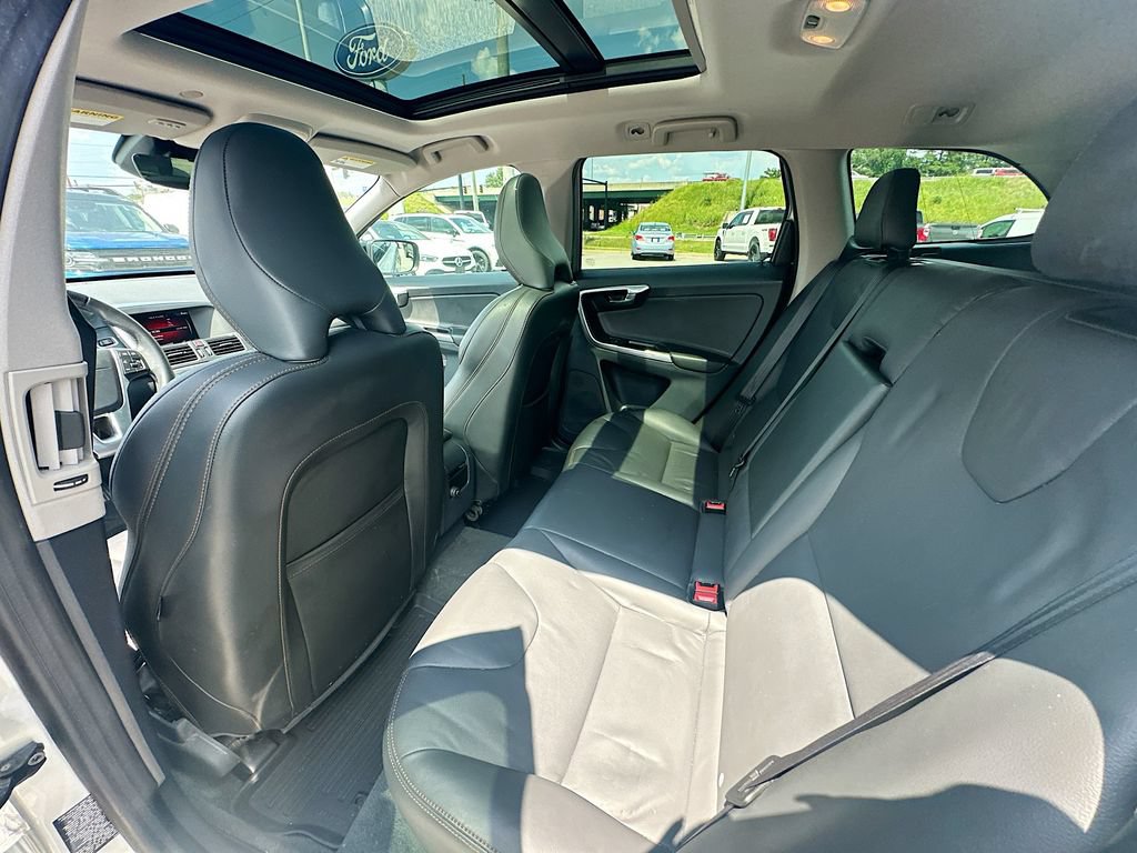 Used 2017 Volvo XC60 T5 Dynamic w/ Preferred Option Package FWD image 4