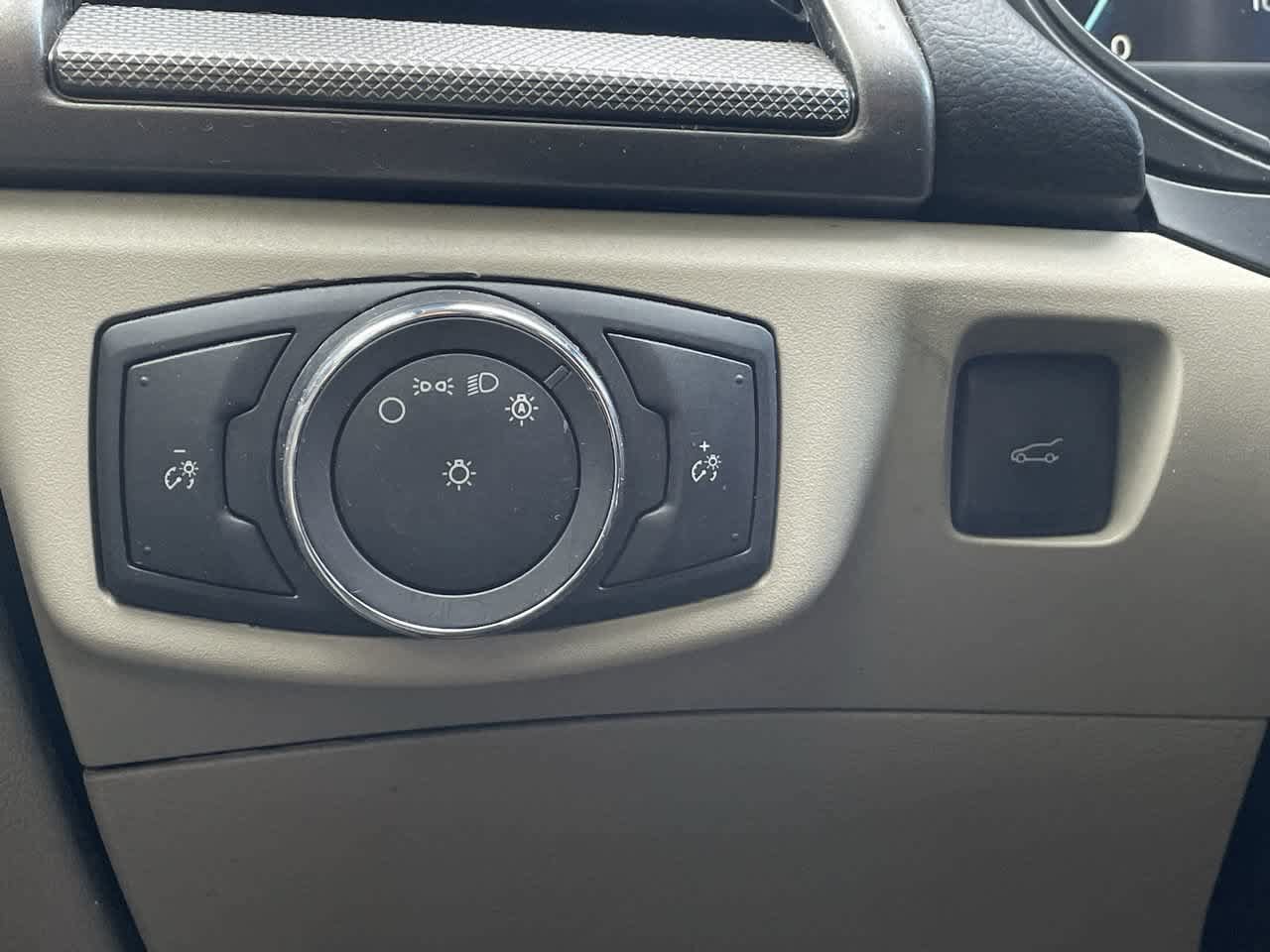 Used 2018 Ford Fusion SE FWD image 25