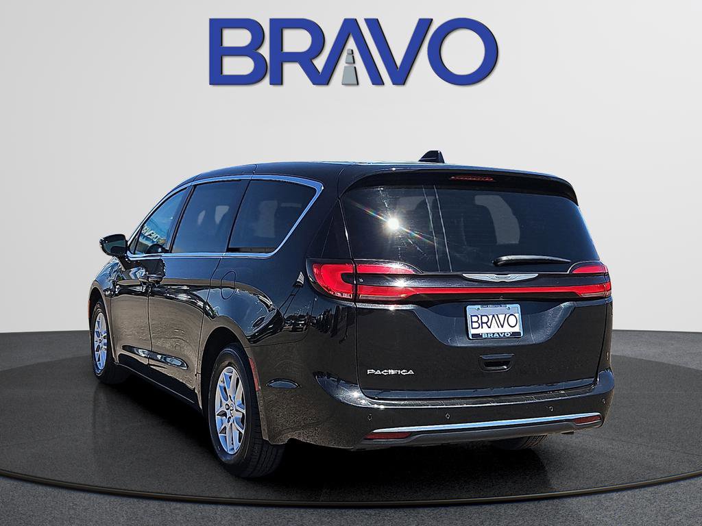 Used 2024 Chrysler Pacifica Touring-L image 5