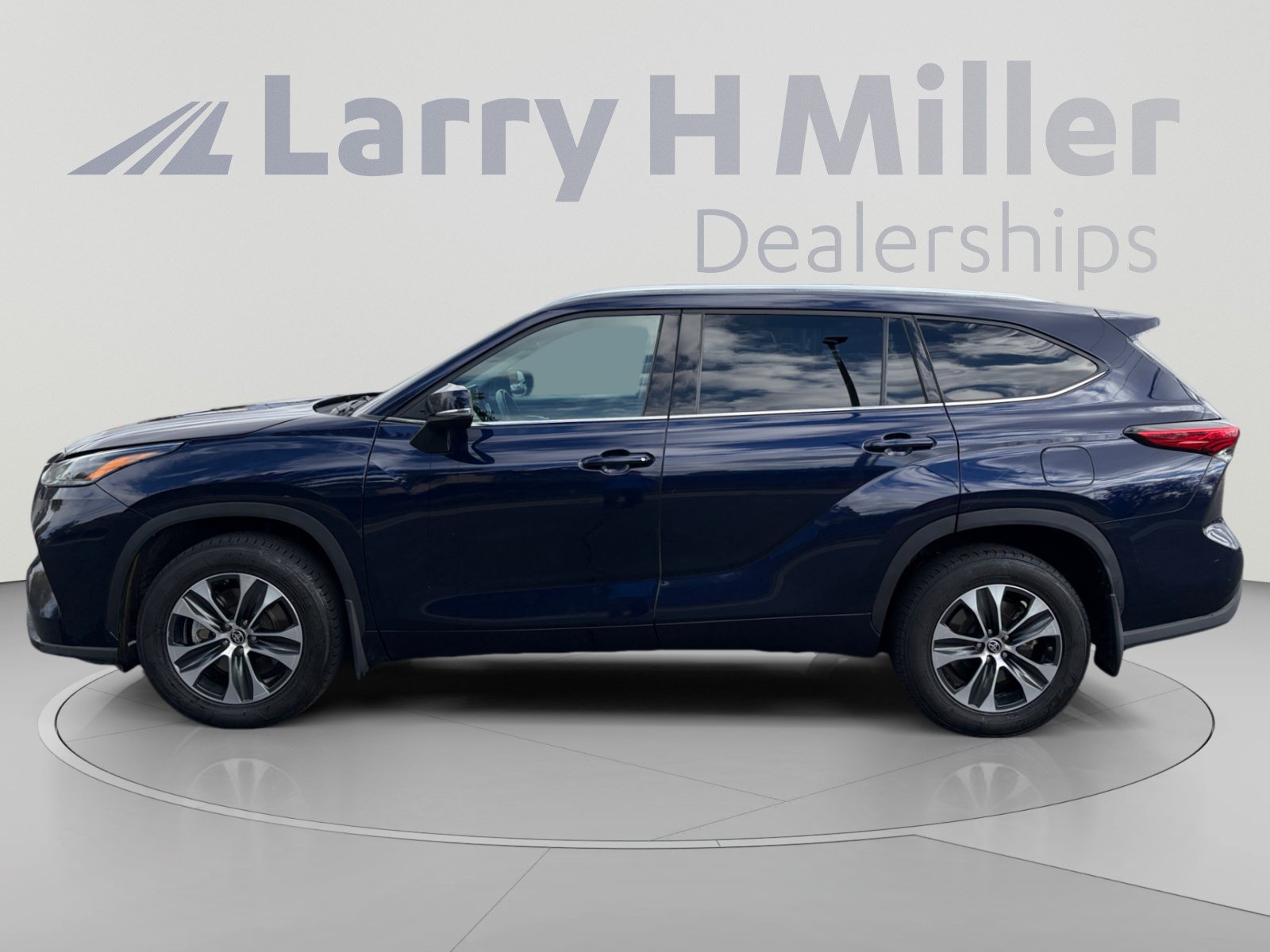 Used 2021 Toyota Highlander XLE AWD/4WD image 2