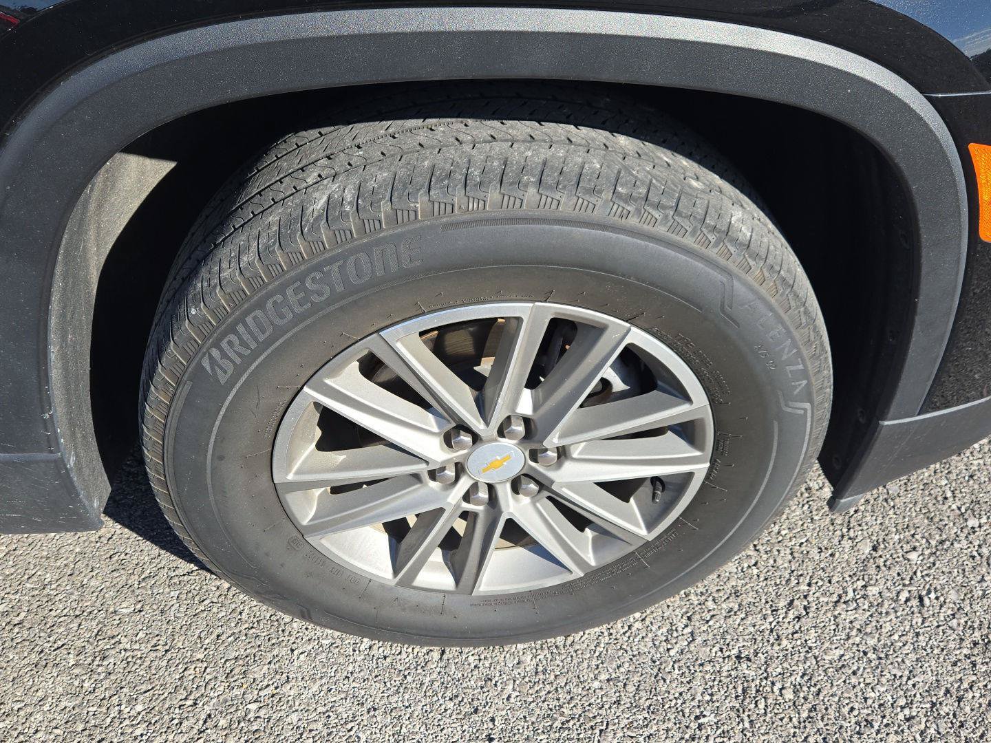 Used 2023 Chevrolet Traverse LT FWD image 9