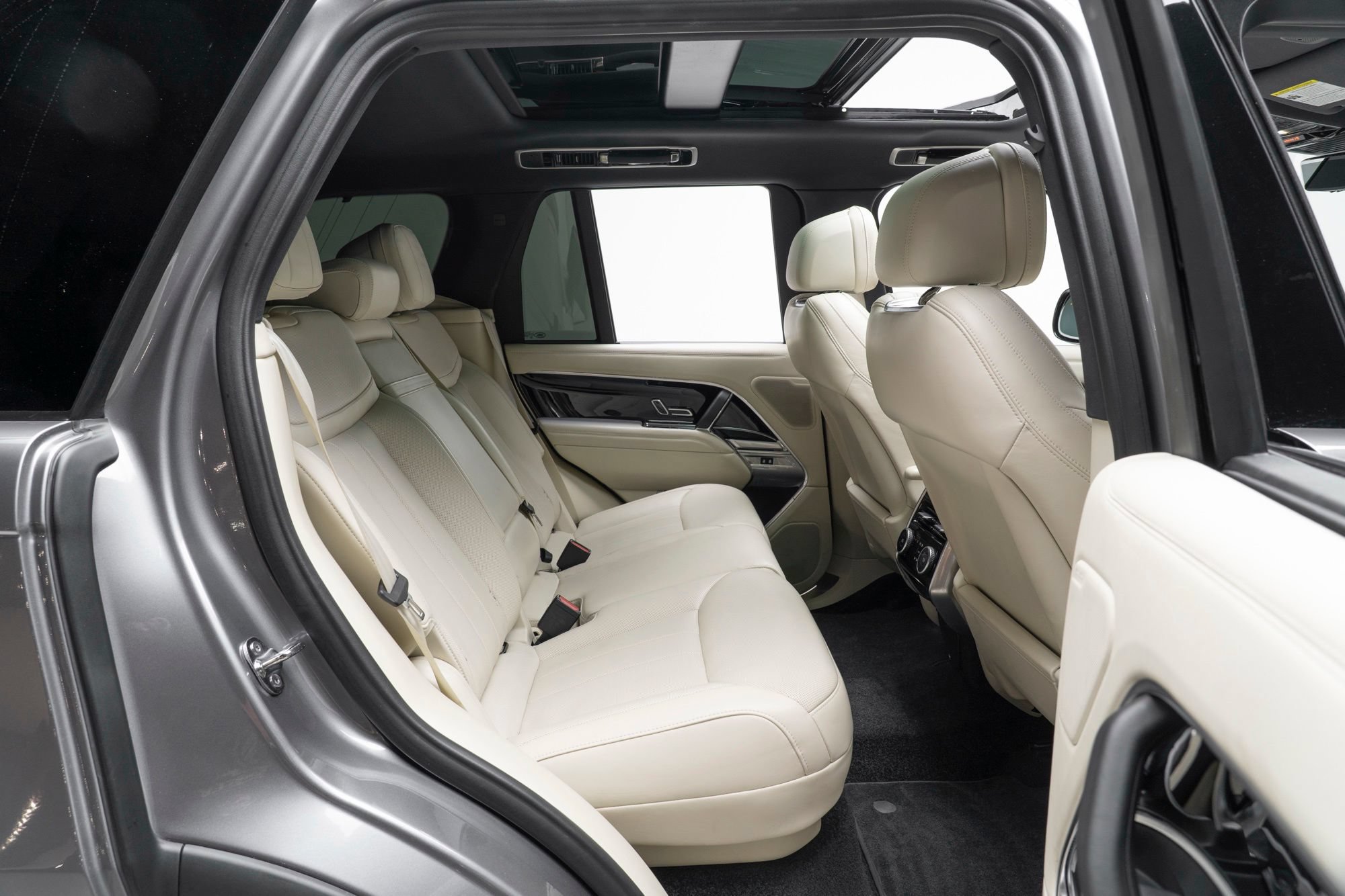 Used 2025 Land Rover Range Rover SE AWD/4WD image 46