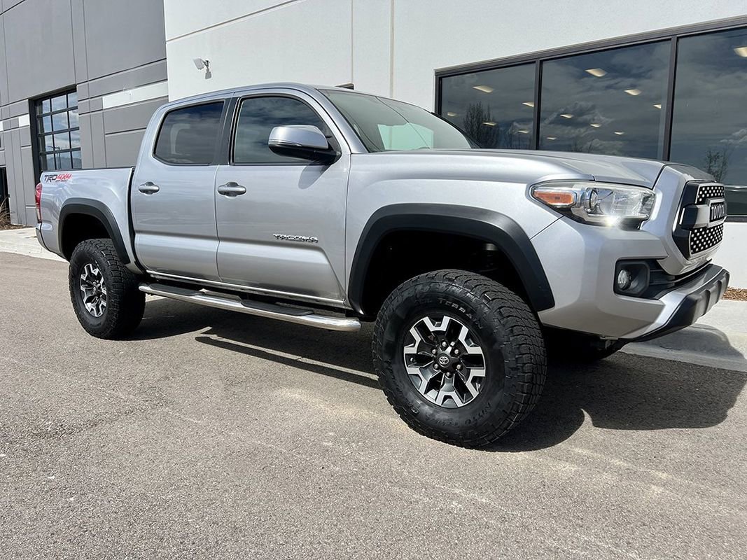 Used 2017 Toyota Tacoma TRD Off-Road image 2