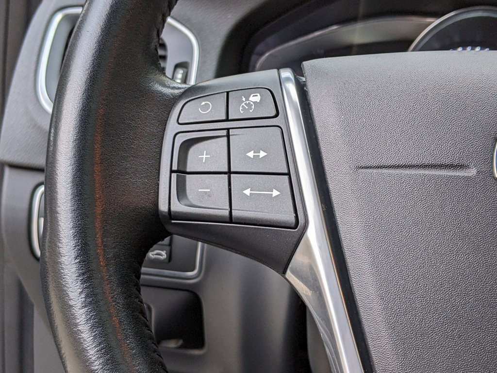 Used 2016 Volvo V60 T5 Cross Country Platinum image 14