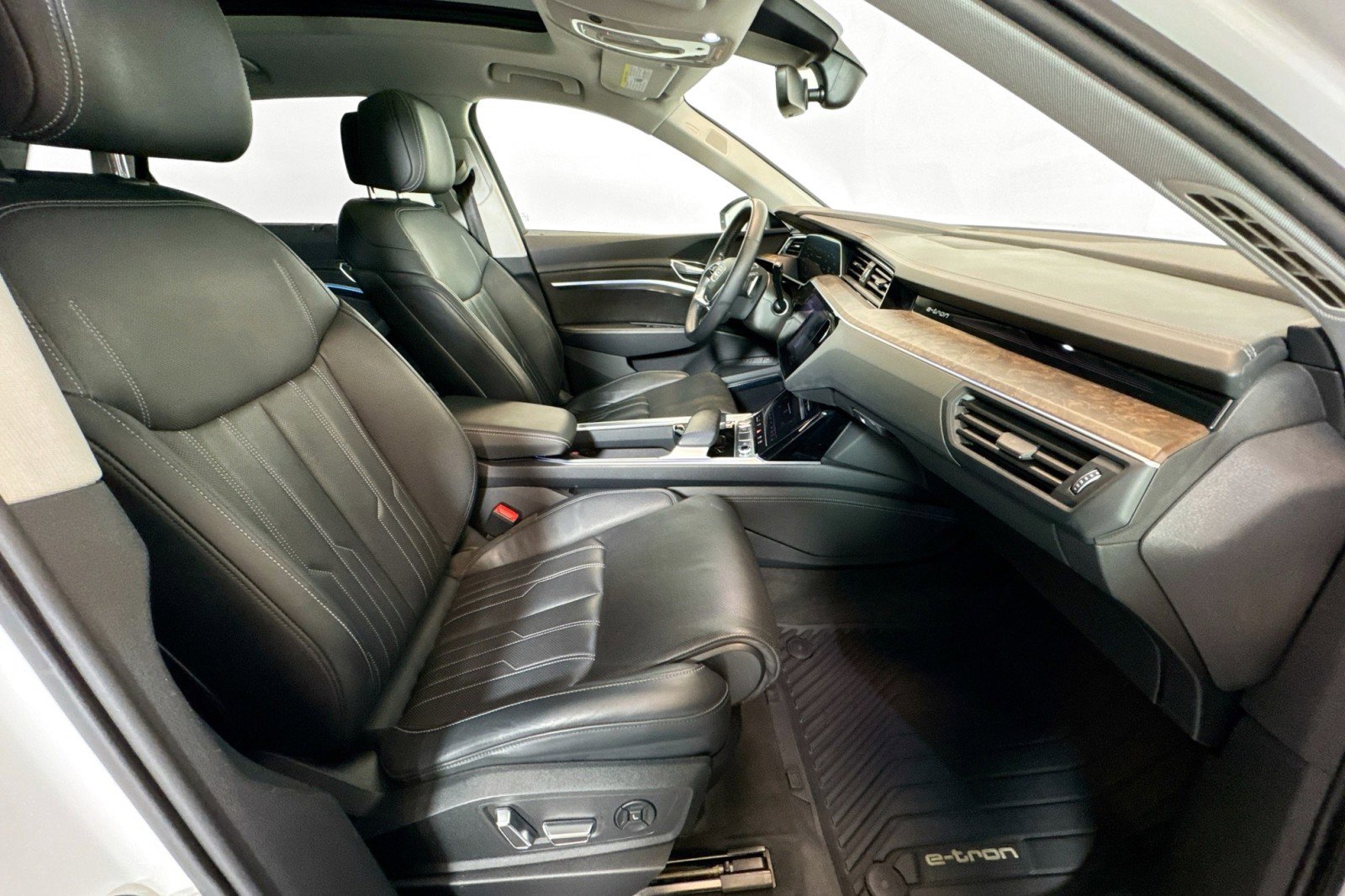 Used 2019 Audi e-tron Prestige w/ Prestige Package image 27