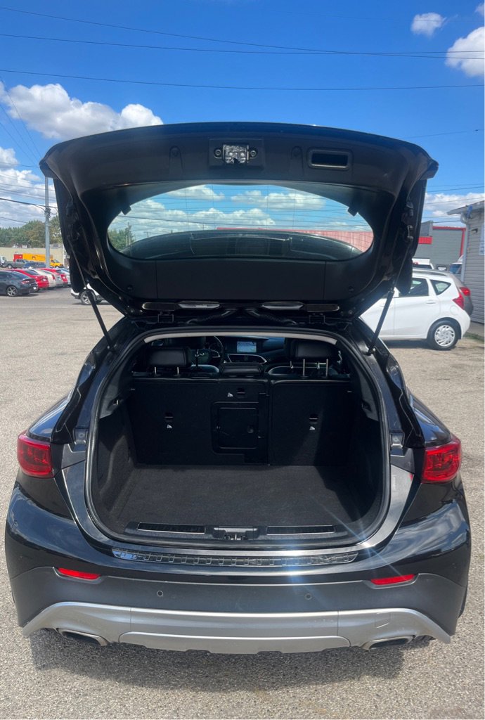 Used 2018 INFINITI QX30 AWD image 16