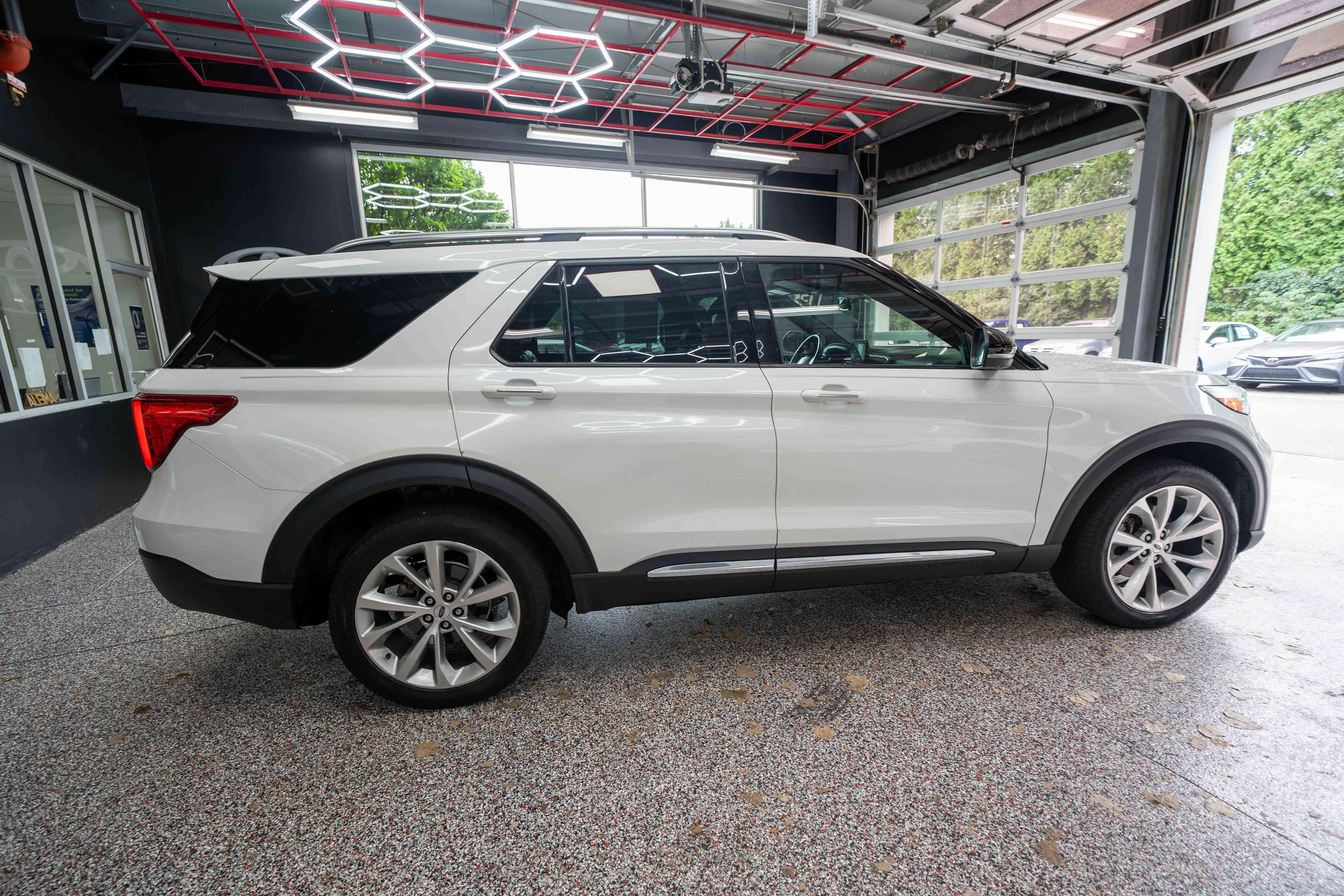Used 2023 Ford Explorer Platinum w/ Technology Package AWD/4WD image 4