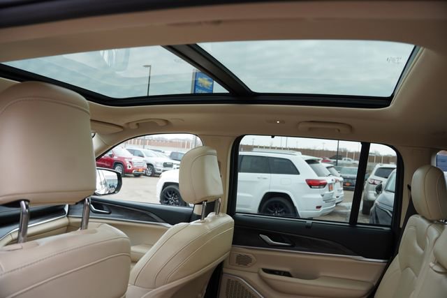 Certified 2022 Jeep Grand Cherokee Limited w/ Luxury Tech Group II image 18