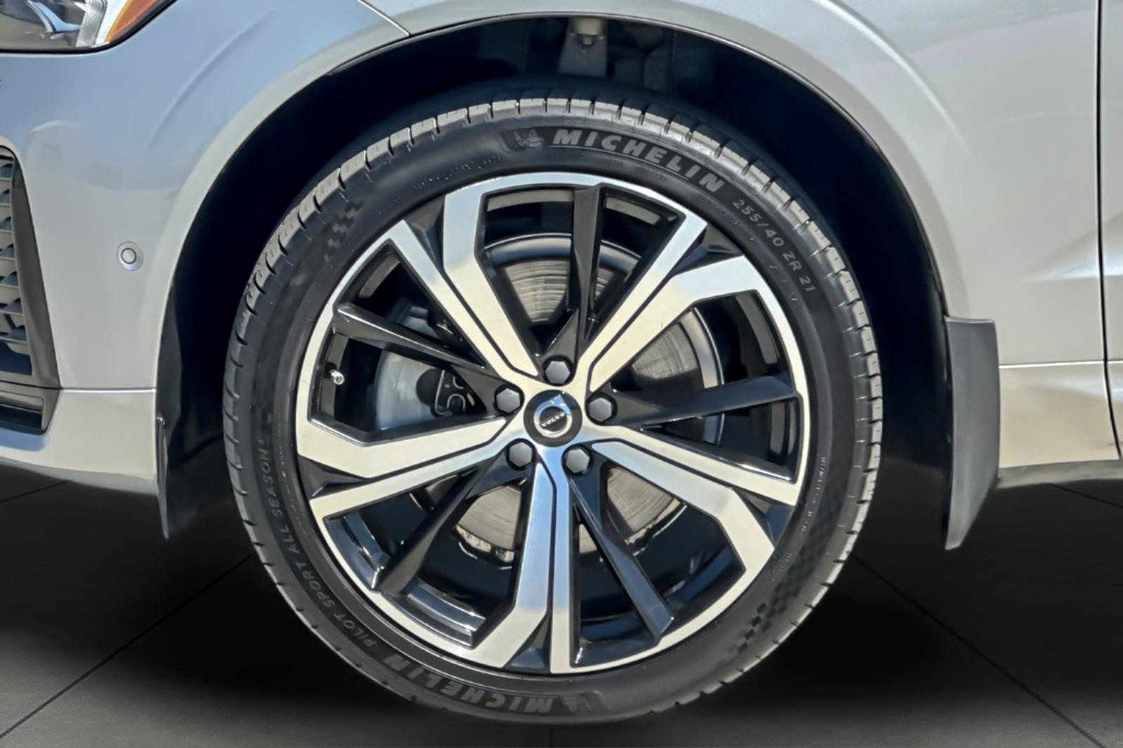 Used 2022 Volvo XC60 T8 R-Design w/ Advanced Package AWD/4WD image 26