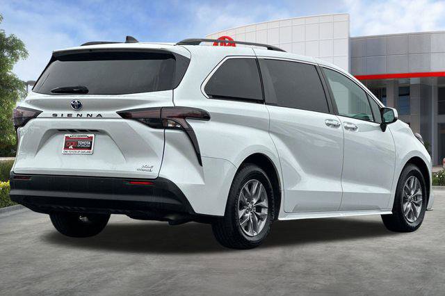 Certified 2023 Toyota Sienna XLE image 5