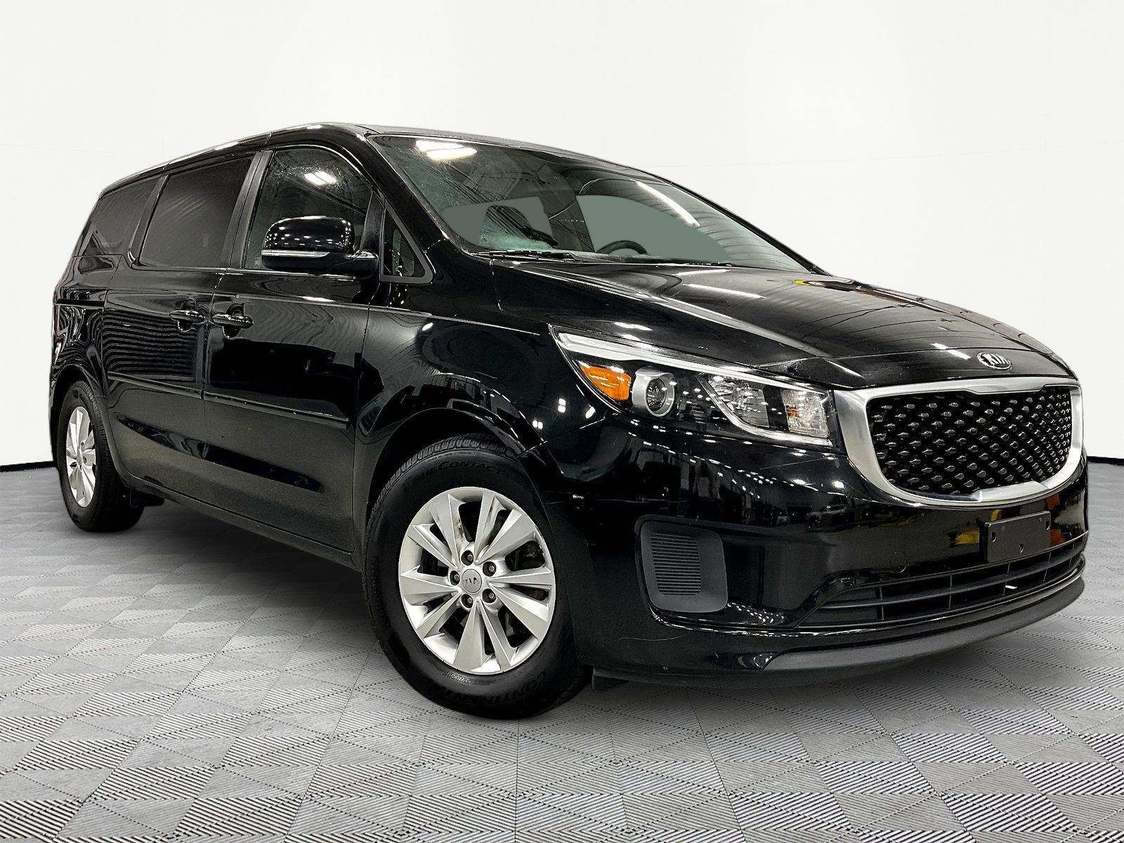 Used 2017 Kia Sedona L FWD image 3
