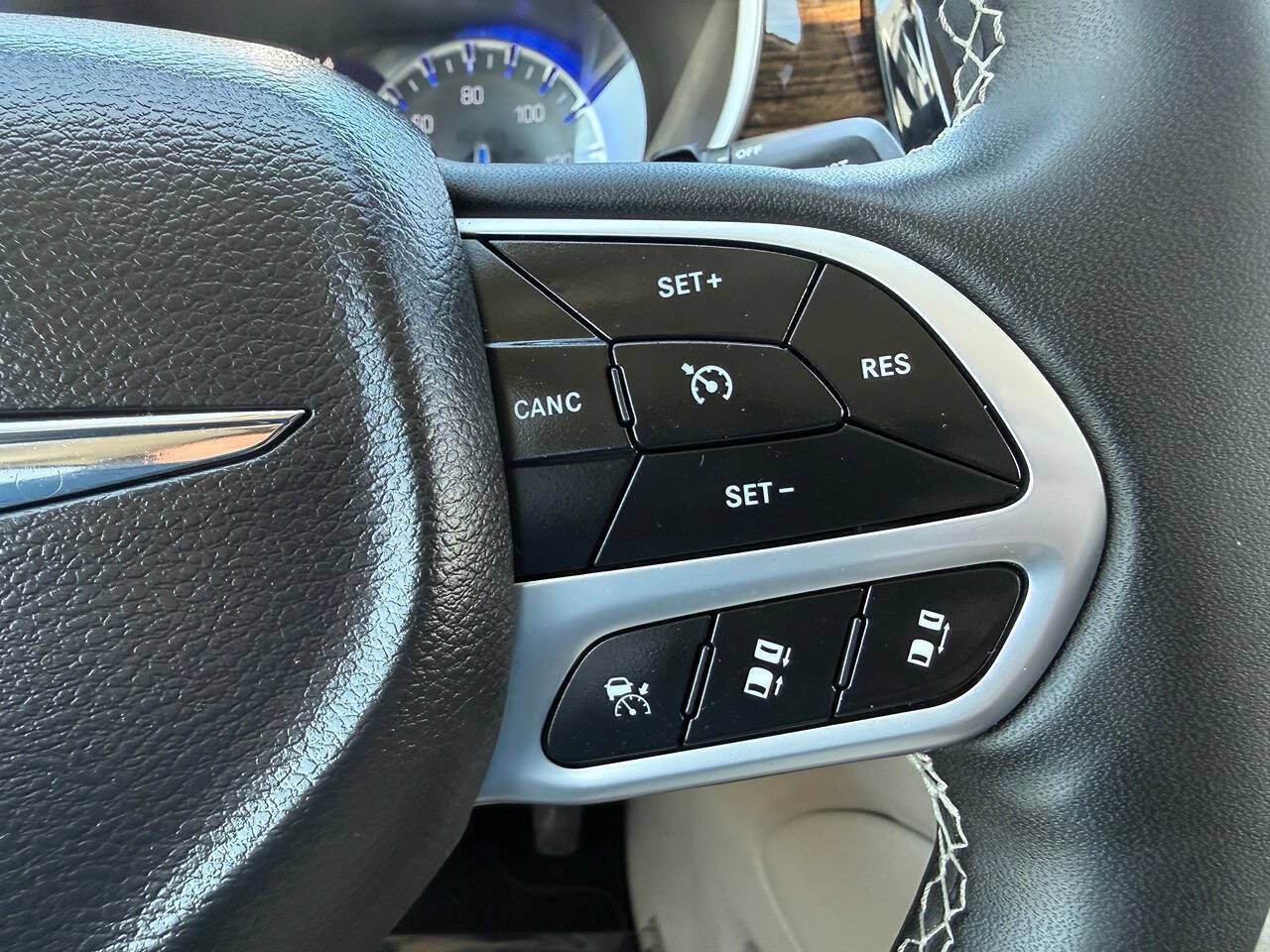 Used 2023 Chrysler Pacifica Limited FWD image 36
