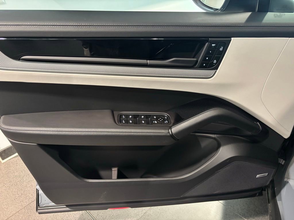 Certified 2025 Porsche Cayenne AWD/4WD image 7