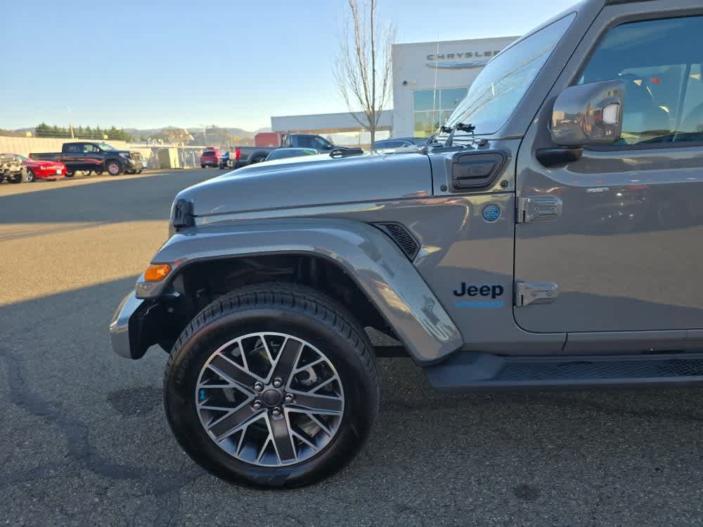 Used 2022 Jeep Wrangler Unlimited Sahara AWD/4WD image 18