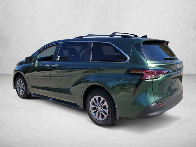 Used 2026 Toyota Sienna XLE FWD image 8