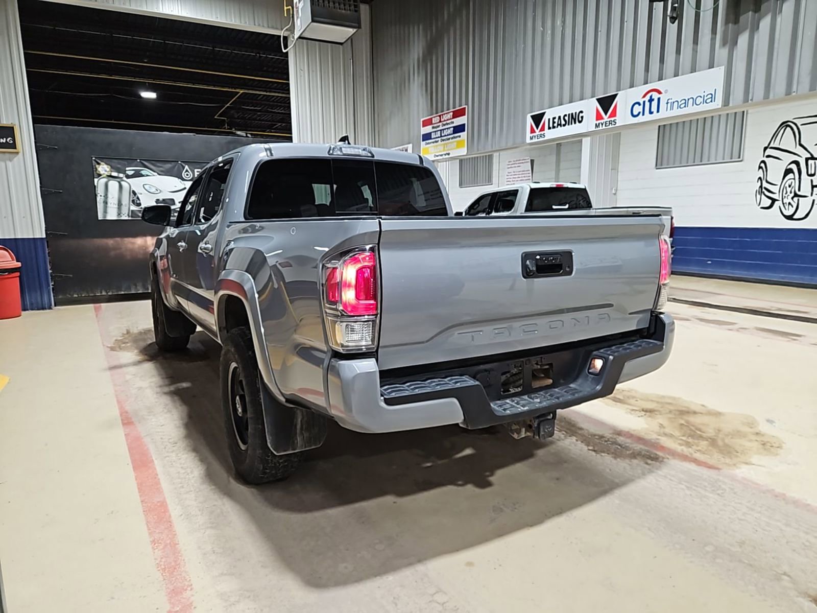 Used 2020 Toyota Tacoma SR5 AWD/4WD image 6