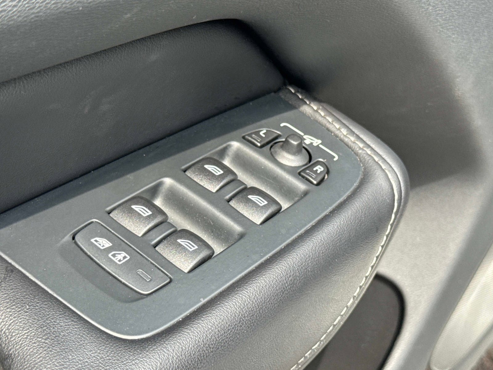 Used 2023 Volvo XC60 B5 Ultimate w/ Protection Package Premier FWD image 15