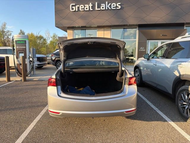 Used 2017 Acura TLX FWD image 11