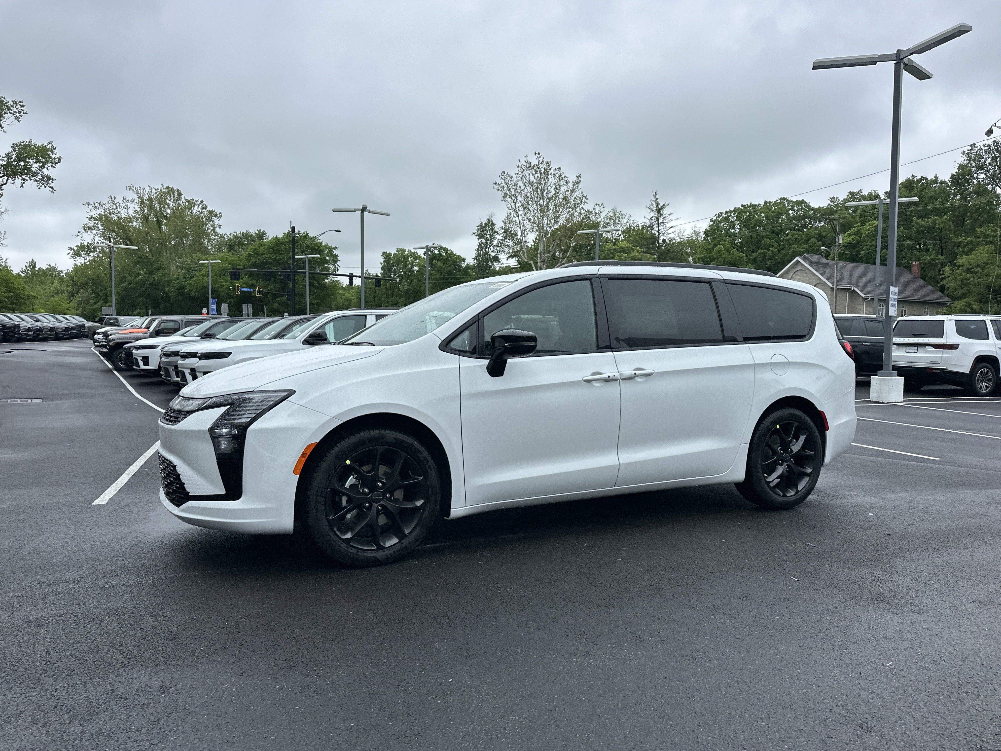 New 2027 Chrysler Pacifica Limited FWD image 24