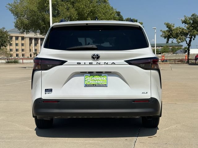 Used 2026 Toyota Sienna XLE FWD image 4