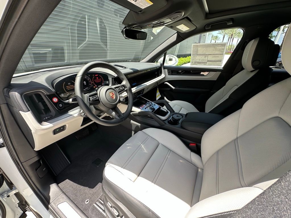 Used 2025 Porsche Cayenne image 4