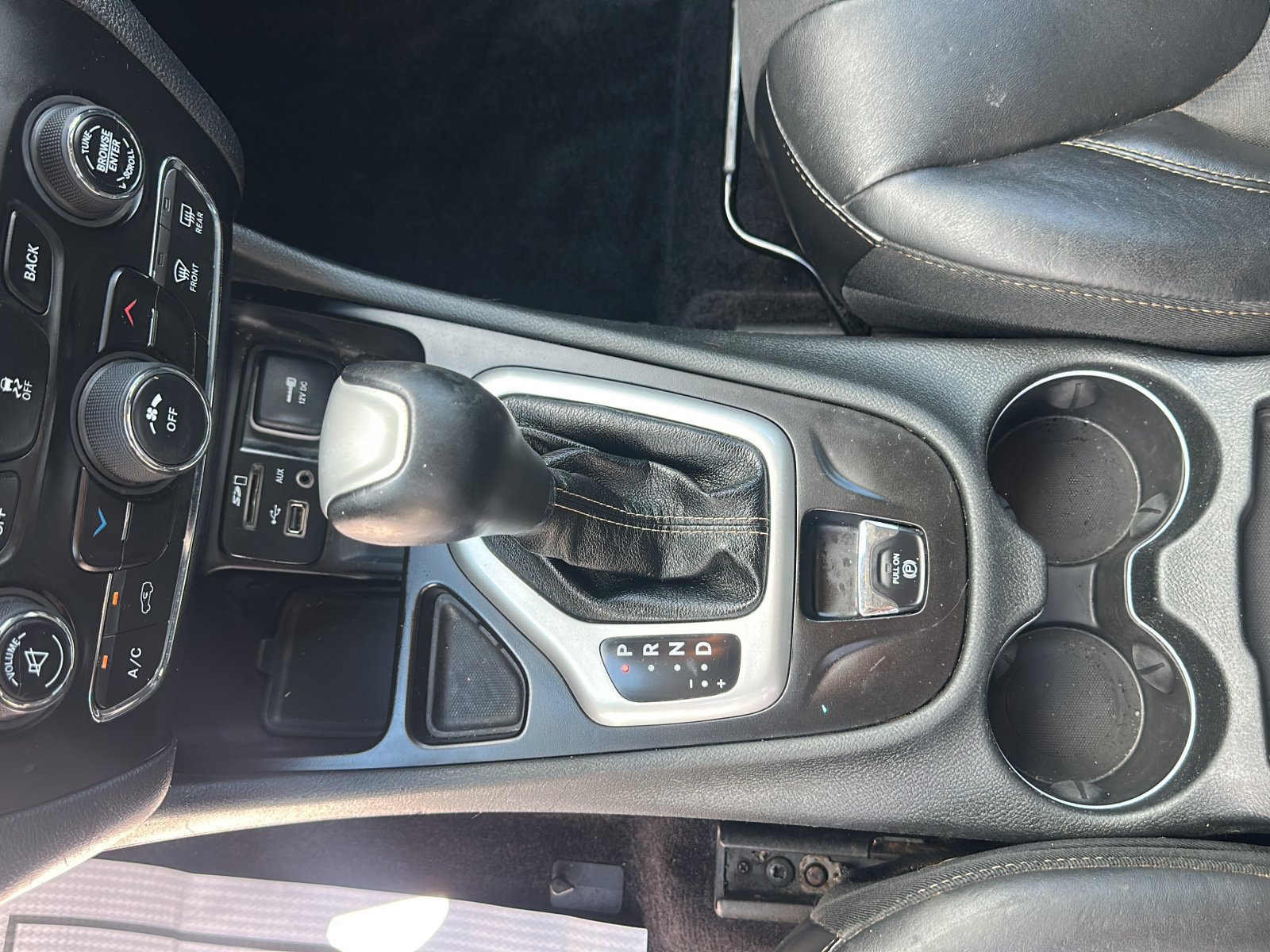 Used 2018 Jeep Cherokee Latitude Plus FWD image 19