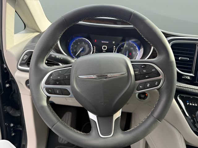 Used 2023 Chrysler Pacifica Limited FWD image 37