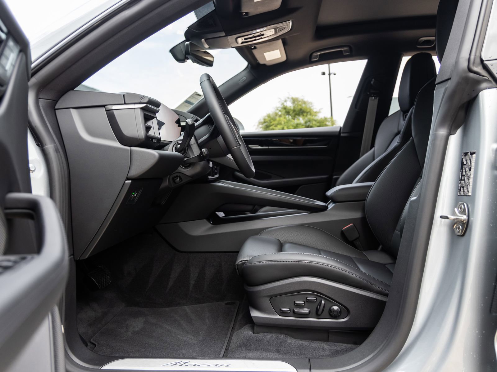 Certified 2025 Porsche Macan Electric image 21