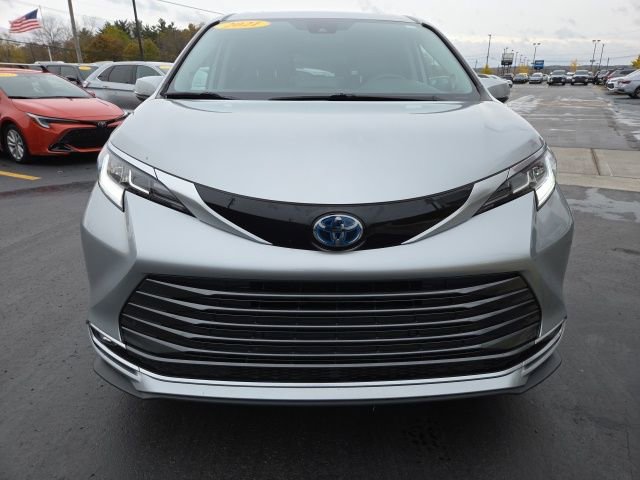Used 2021 Toyota Sienna Limited image 2