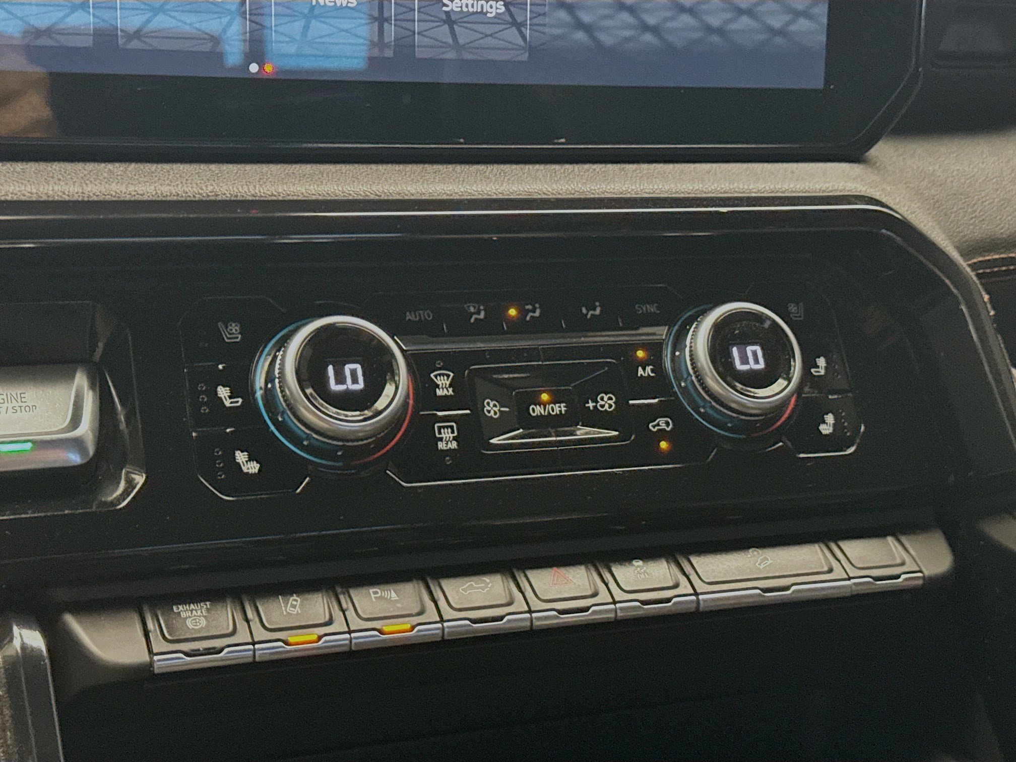 Used 2024 GMC Sierra 2500 AT4 w/ Technology Package image 10