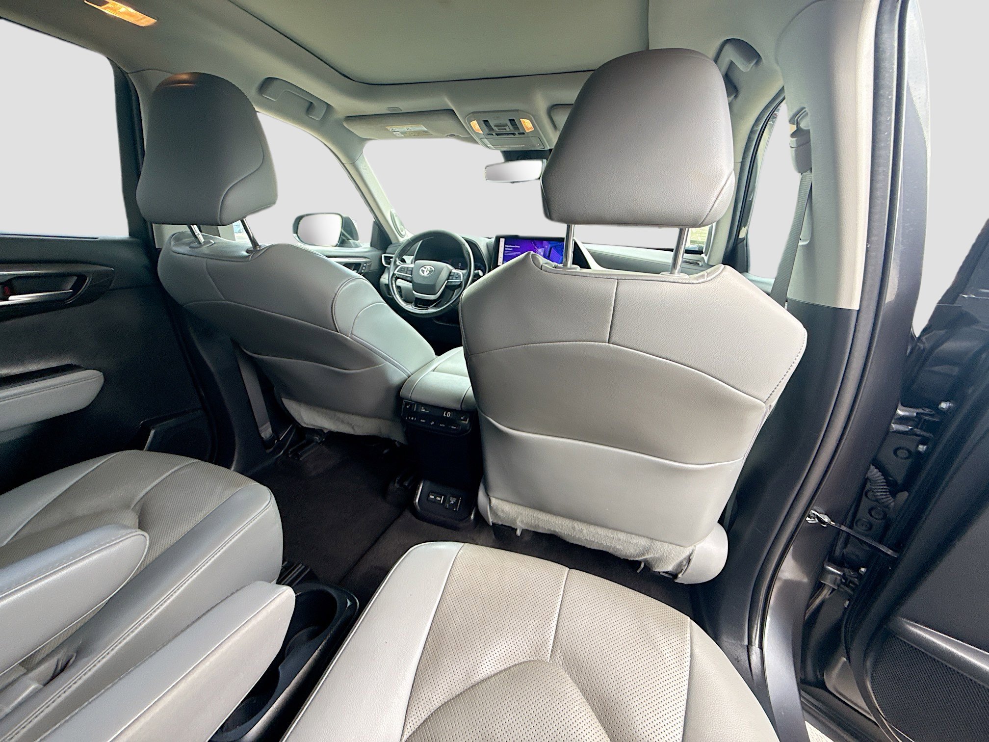 Used 2023 Toyota Highlander Platinum FWD image 30